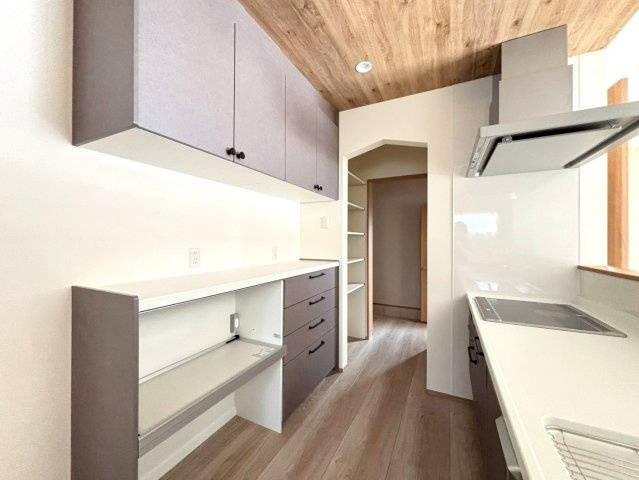 【商談中】新築戸建　瑞穂市中原　全3区画分譲の設備|大容量収納でキッチンをすっきり保つカップボード。毎日のキッチン時間をより快適にします。