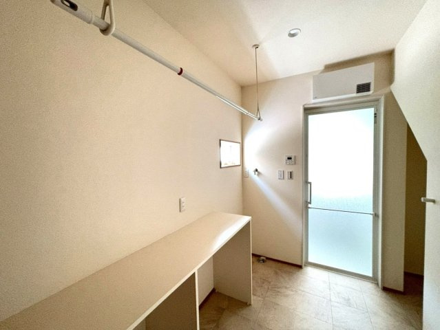 【商談中】新築戸建　瑞穂市中原　全3区画分譲の設備|花粉や雨の日も安心の室内物干し。毎日の洗濯をストレスフリーに変える便利アイテムです。