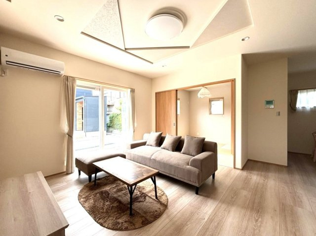 【商談中】新築戸建　瑞穂市中原　全3区画分譲の居間・リビング|大きな窓がリビング全体に光と風を運びます。