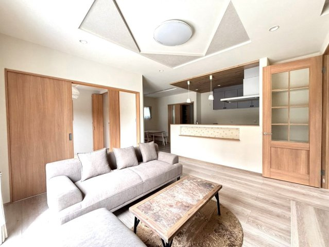 【商談中】新築戸建　瑞穂市中原　全3区画分譲の居間・リビング|大きな窓がリビング全体に光と風を運びます。