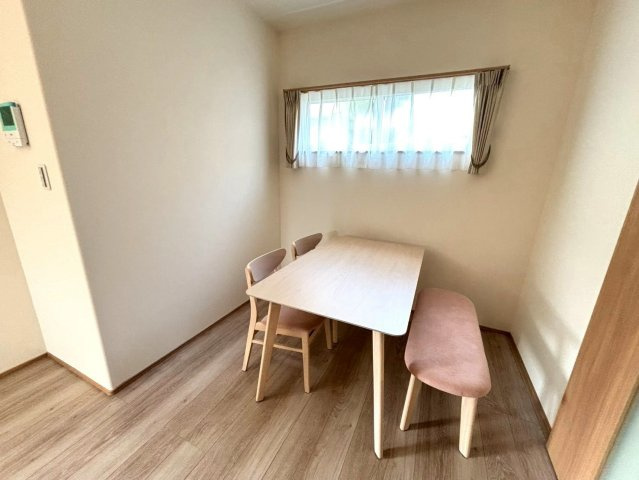 【商談中】新築戸建　瑞穂市中原　全3区画分譲の居間・リビング|大きな窓がリビング全体に光と風を運びます。