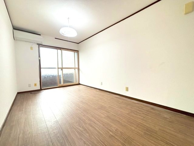 本松葉ビルの洋室