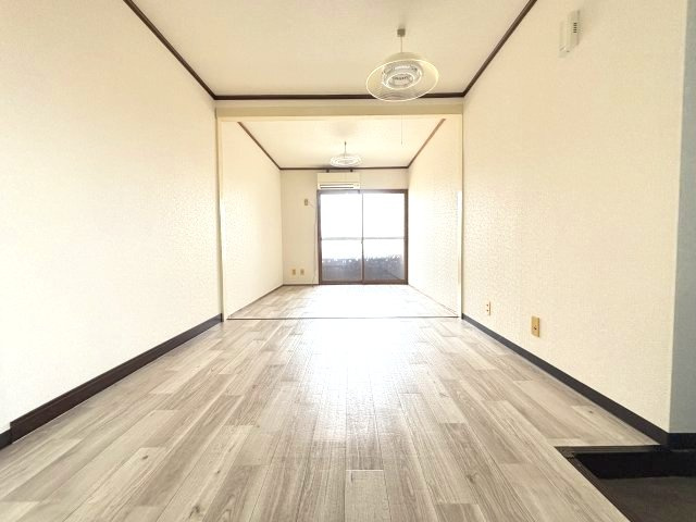 本松葉ビルの洋室