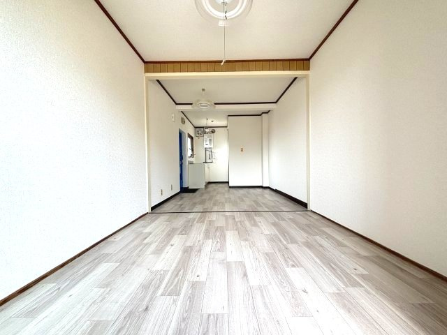本松葉ビルの洋室