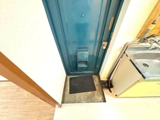 本松葉ビルの玄関