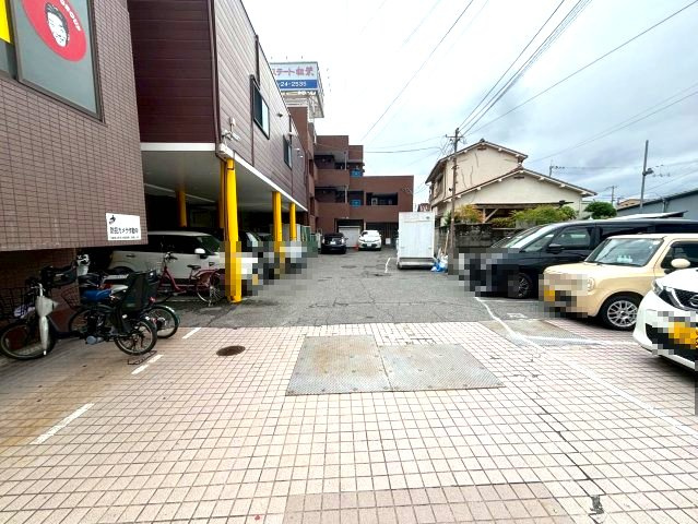 本松葉ビルの駐車場