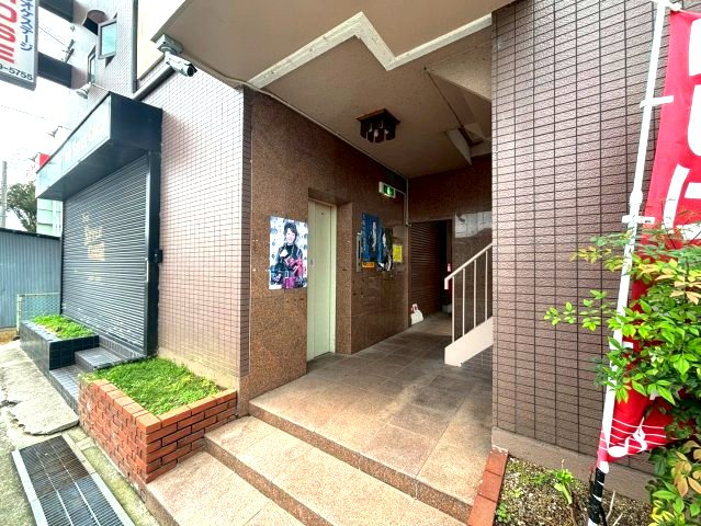 本松葉ビルのエントランス