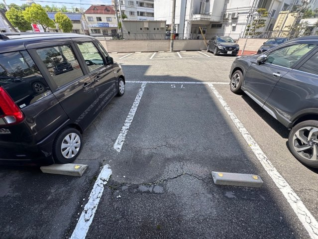 キャッスルコート東辻井の駐車場