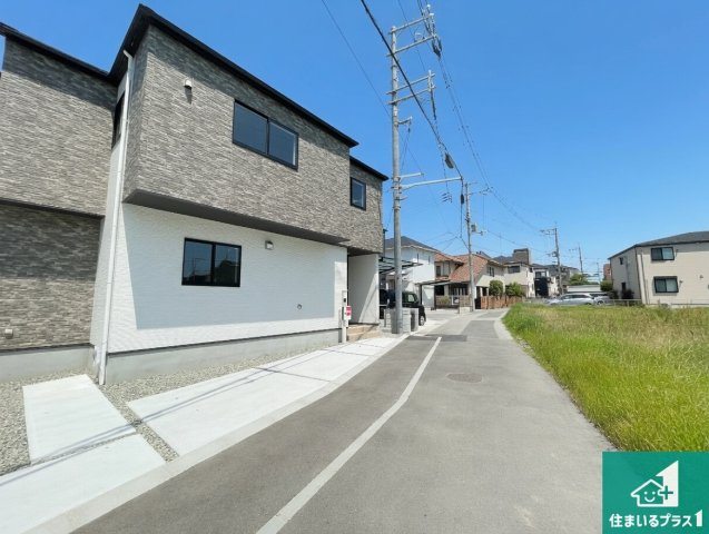 伊丹市南野　第2期　新築一戸建ての前面道路含む現地写真|周辺は閑静な住宅街！前面道路広々で車の出し入れも便利です。駐車が苦手な方でも安心して車庫入れできます！