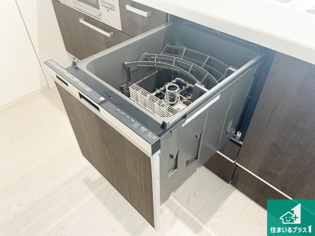 伊丹市南野　第2期　新築一戸建ての設備|食事後の一仕事、食器洗いをボタン一つでお任せできちゃいます！場所を取らないビルトイン式なので、お料理スペースもしっかり確保！
