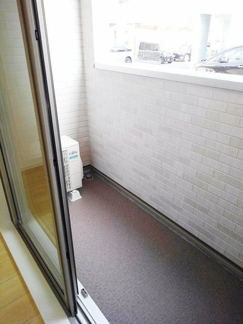 昭島市緑町２丁目のアパートのバルコニー
