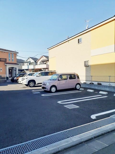 昭島市緑町２丁目のアパートの駐車場