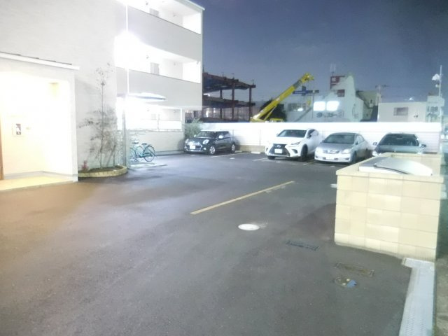 高槻市藤の里町の賃貸マンションの駐車場