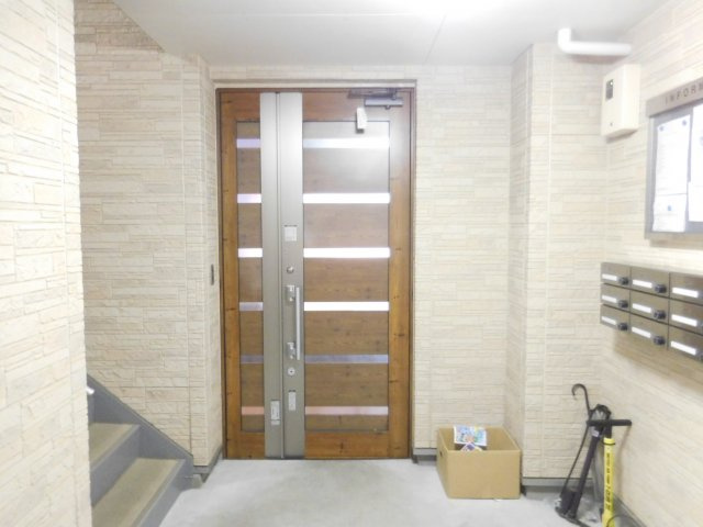 高槻市藤の里町の賃貸マンションのエントランス