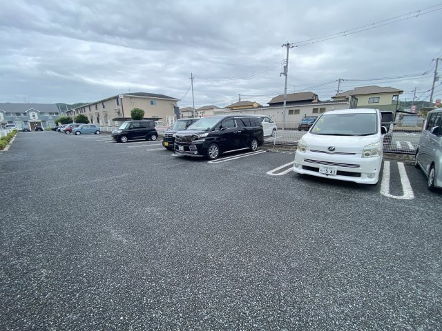 ソレイユ東山Ⅰの駐車場