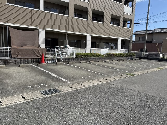 シャルマン今宿の駐車場