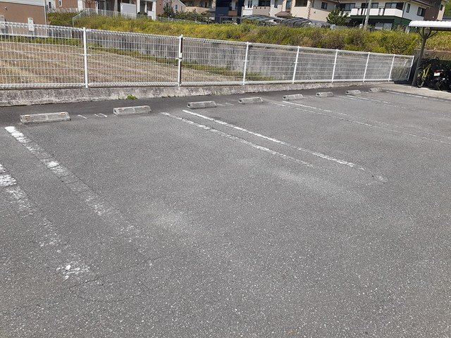 ノース　カレントⅤの駐車場