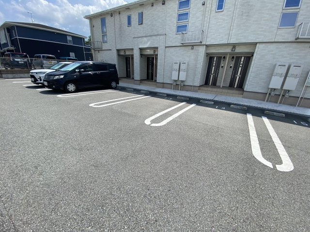エヴィメリアⅠの駐車場