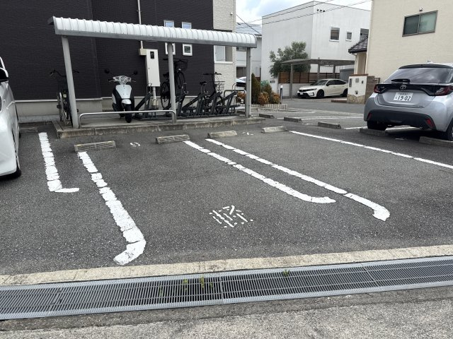 メゾンエイトの駐車場