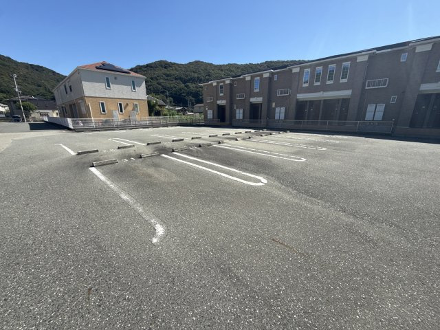 シン．シン．ハウスＣの駐車場