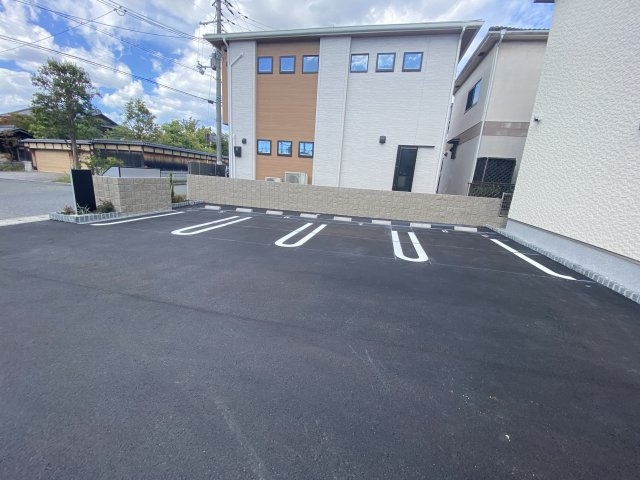 ラ　ヴィヴァーチェの駐車場
