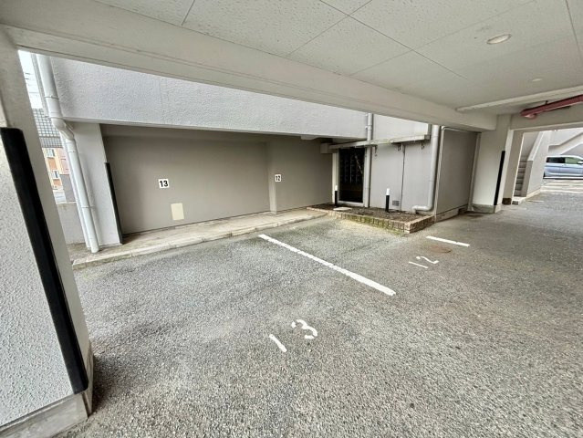 シャトー三和青山の駐車場