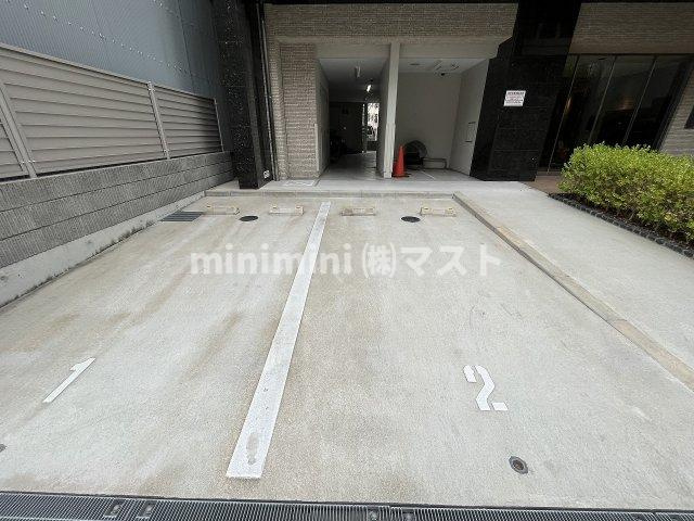 LC本町クレセントの駐車場