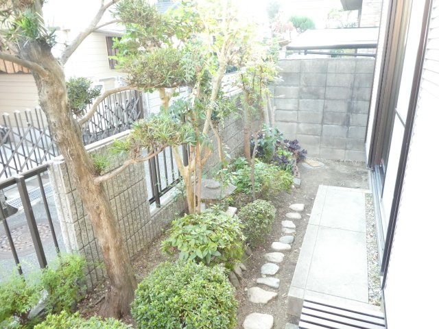 伊孑志2丁目貸家の庭