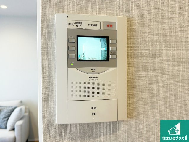 プロシード伊丹駅前の防犯設備|カラーモニターインターホン！声だけでなく来訪者の姿や顔がモニターで確認できるので、小さなお子様がいらっしゃるご家庭でも安心できます！