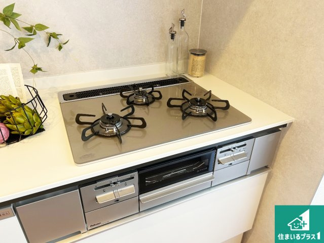 プロシード伊丹駅前の設備|ダブル高火力Ｓｉセンサー付きコンロ！３口あるので、まとめて料理をする時も大活躍！