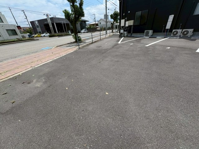 ベルグレイヴィア新居浜駅前IIの駐車場