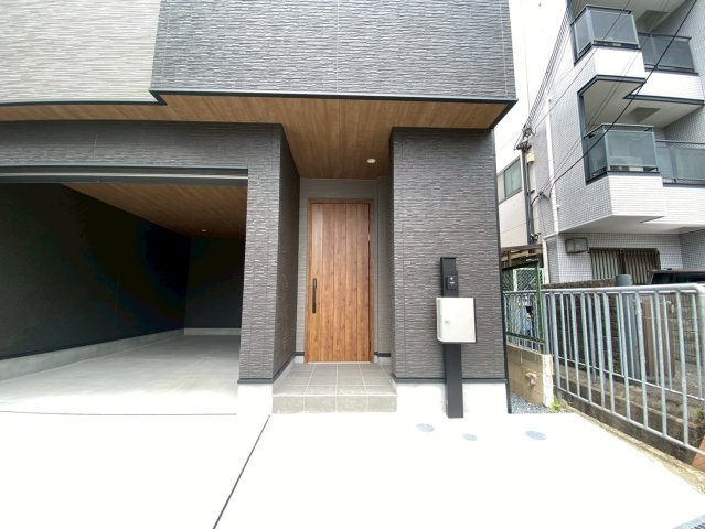 高槻市松原戸建てのエントランス