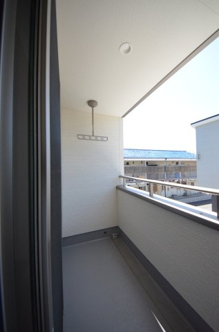 皆賀四丁目のバルコニー|屋根に守られたバルコニー。
お出かけ中の急な雨でも洗濯物が濡れにくく安心です。