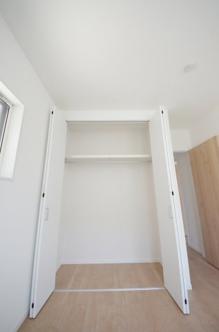 皆賀四丁目の収納|各居室に機能的なクローゼットを完備。タンスなどの大型家具を買い足す必要がないため、お部屋の面積を最大限に活かせます。