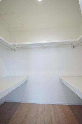 皆賀四丁目の収納|各居室に機能的なクローゼットを完備。タンスなどの大型家具を買い足す必要がないため、お部屋の面積を最大限に活かせます。