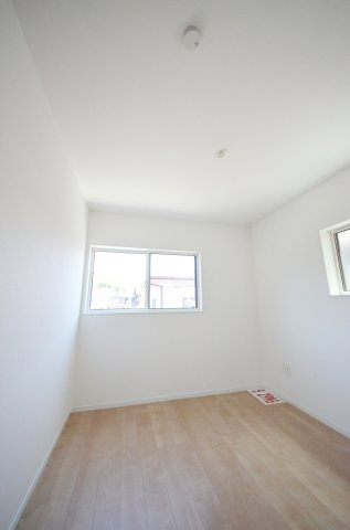 皆賀四丁目の洋室|各居室に機能的なクローゼットを完備。タンスなどの大型家具を買い足す必要がないため、お部屋の面積を最大限に活かせます。
