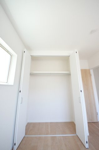 皆賀四丁目の収納|各居室に機能的なクローゼットを完備。タンスなどの大型家具を買い足す必要がないため、お部屋の面積を最大限に活かせます。