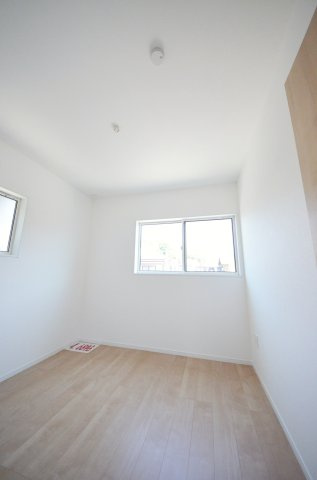 皆賀四丁目の洋室|各居室に機能的なクローゼットを完備。タンスなどの大型家具を買い足す必要がないため、お部屋の面積を最大限に活かせます。