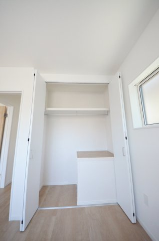 皆賀四丁目の収納|各居室に機能的なクローゼットを完備。タンスなどの大型家具を買い足す必要がないため、お部屋の面積を最大限に活かせます。