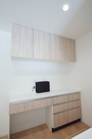 皆賀四丁目の収納|大容量のカップボードが標準装備。パントリースペースもあり、キッチン周りの収納もしっかり確保されています。