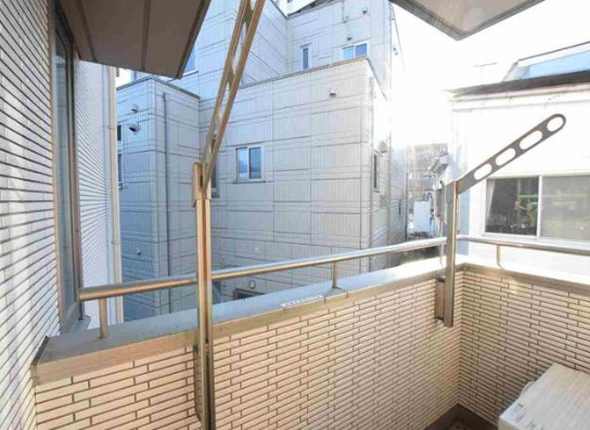 相模原市中央区淵野辺１丁目のアパートのバルコニー