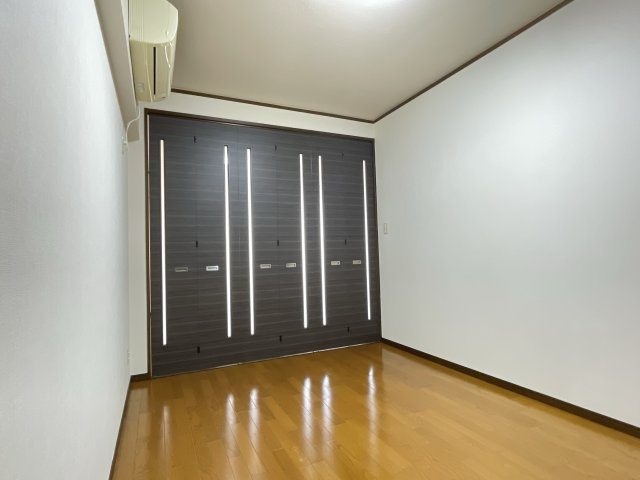 HOLLY HILLS RESIDENCE WESTの洋室