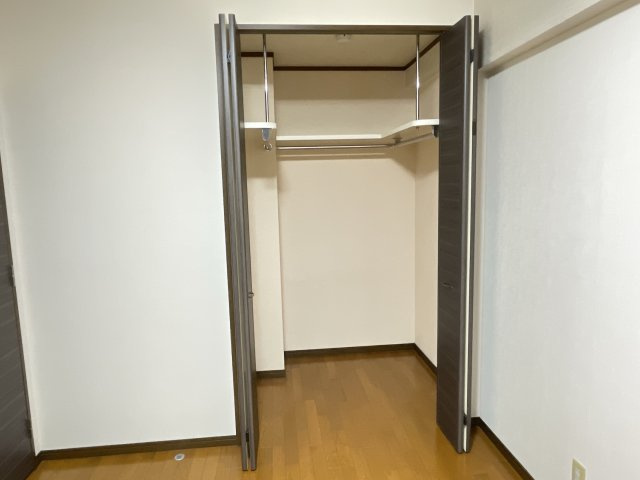 HOLLY HILLS RESIDENCE WESTの収納