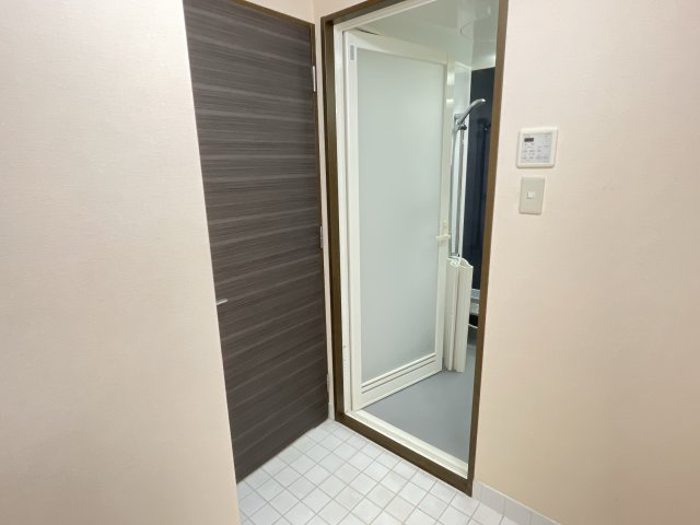 HOLLY HILLS RESIDENCE WESTの玄関
