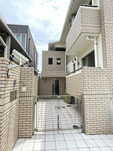 HOLLY HILLS RESIDENCE WESTのエントランス