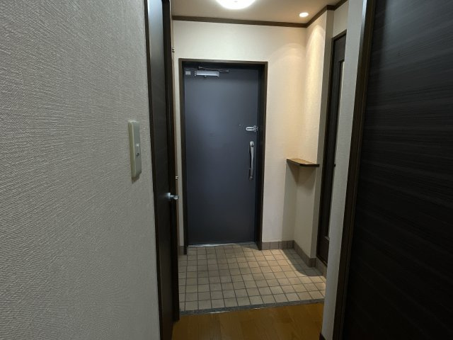 HOLLY HILLS RESIDENCE WESTの玄関