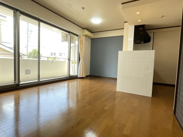 HOLLY HILLS RESIDENCE WESTの居間・リビング