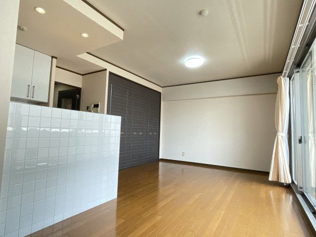 HOLLY HILLS RESIDENCE WESTの居間・リビング