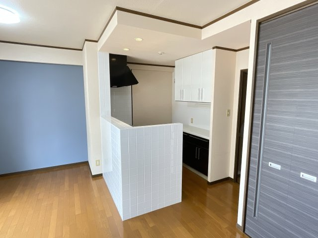 HOLLY HILLS RESIDENCE WESTの居間・リビング