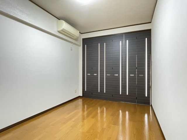 HOLLY HILLS RESIDENCE WESTの洋室